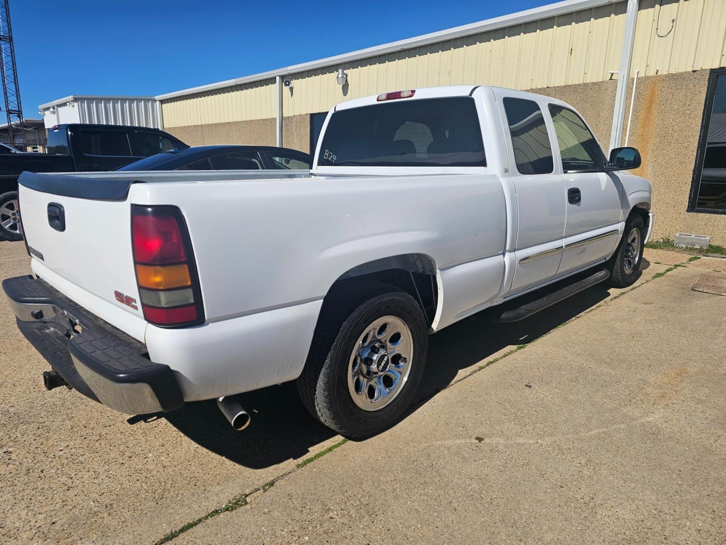 2006 WHITE GMC Sierra 1500 SL Ext. Cab 2WD (1GTEC19Z76Z) with an 5.3L V8 OHV 16V FFV engine, 4-Speed Automatic Overdrive transmission, located at 533 S Seven Points BLVD, Seven Points, TX, 75143, (430) 255-4030, 32.313999, -96.209351 - Photo#2